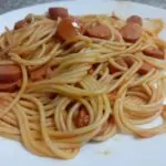 Esparguete com Salsichas e molho de tomate