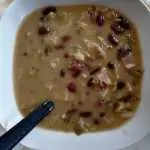 Sopa de feijão com couve lombarda