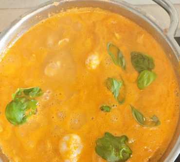Sopa de tomate com ovos escalfados
