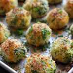 Bolinhos de queijo com brócolos assados