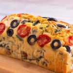 Bolo de espinafre com tomate e azeitonas