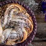 Coroa de chocolate, avelãs e amendoins