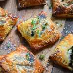 Folhados Veganos com Cebola Caramelizada, Espinafres e Cogumelos