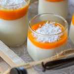Panna cotta com leite de coco e coulis de manga
