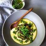 Polenta Cremosa com Vegetais Primavera e molho Gremolata