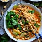 Ramen de jaca com manteiga de amendoim tailandesa vegana