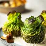 Repolho recheado com cogumelos e quinoa