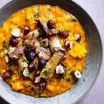 Risoto com abóbora, cogumelos e avelãs grelhadas