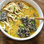 Sopa cremosa de macarrão missô vegano com tofu e sésamo