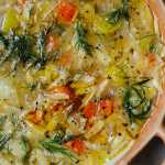 Sopa de massa Orzo, alho francês e endro