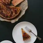 Tarte de caramelo de tâmaras e banana