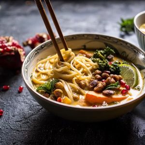 Abóbora tailandesa Laksa com grão de bico crocante.