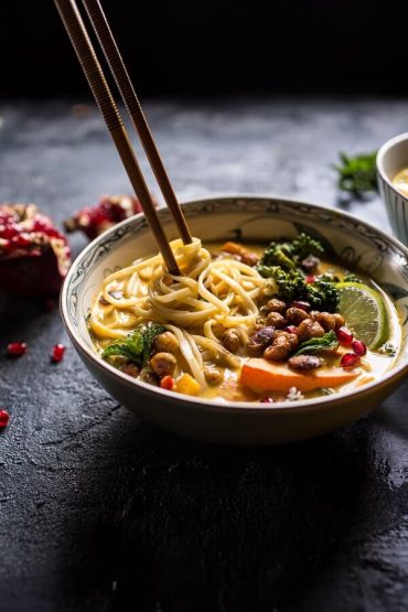 Abóbora tailandesa Laksa com grão de bico crocante.
