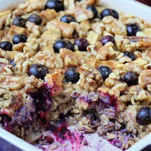 Aveia assada com mirtilo, maçã e nozes