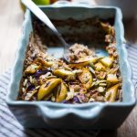 Aveia cortada em aço assada com maçãs com cobertura de bordo