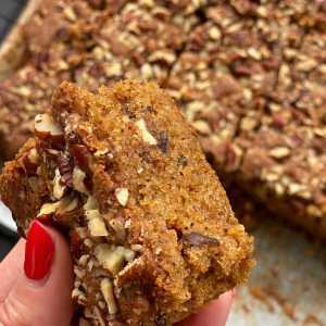 Bolo de nozes com mel e aveia