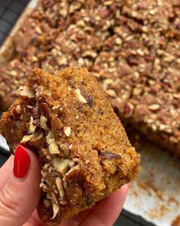 Bolo de nozes com mel e aveia