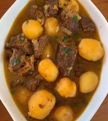 Carne de panela com batata bolinha