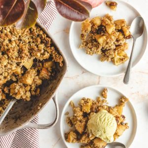 Crumble de maça saudável com aveia e sem açúcar e manteiga