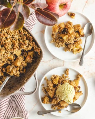 Crumble de maça saudável com aveia e sem açúcar e manteiga