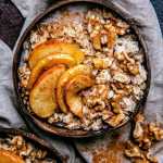 Mingau de aveia com maçã caramelizada e manteiga de amêndoa