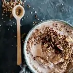 Mingau de chocolate batido com crocante de nozes e quinoa