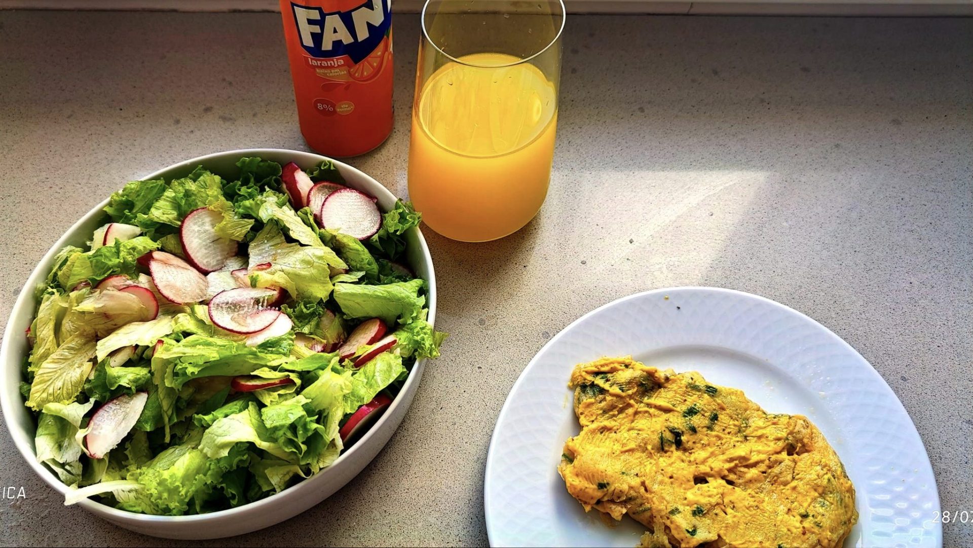 Omelete simples. Com alface e rabanetes