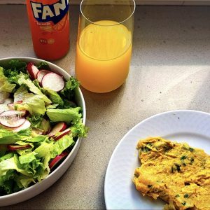Omelete simples. Com alface e rabanetes