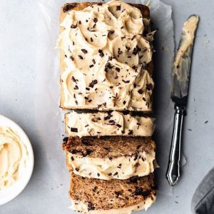 Pão de Banana com Pepitas de Chocolate com Cobertura de Manteiga de Amendoim