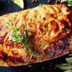 Rolo vegetariano de legumes com molho de cogumelos