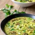 Sopa Tailandesa de Coco com Bok Choy e Cogumelos