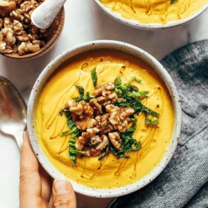 Sopa cremosa de legumes com curcuma dourada