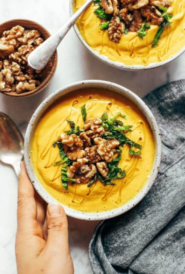 Sopa cremosa de legumes com curcuma dourada