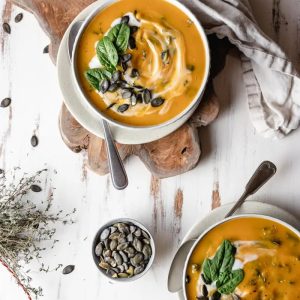 Sopa de abóbora, gengibre e espinafres