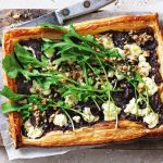 Tarte de queijo de cabra com chutney de cebola roxa e rúcula