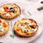 Tortas de abóbora assada, salva e feta e couve-flor