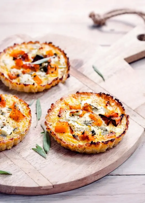 Tortas de abóbora assada, salva e feta e couve-flor