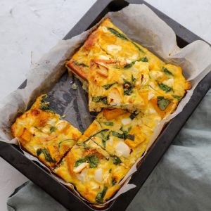 Pastelão assado de abóbora, espinafre e feta