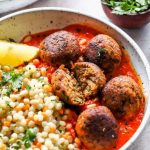 Almôndegas de lentilha marroquina com molho de pimenta vermelha assada