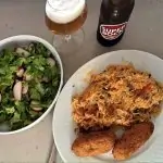 Arroz de tomate com pasteis de bacalhau e salada de alface com rabanetes sem glúten