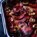 Beterraba e alho francês gratinados com molho de caju