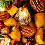 Couve de Bruxelas Assada e Abóbora Butternut Canela com Nozes Pecan e Arandos