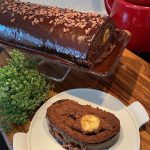 Rocambole de chocolate com banana sem glúten e sem lactose