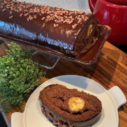 Rocambole de chocolate com banana sem glúten e sem lactose