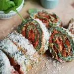 Rolo de espinafre com recheio de tomate e pimenta