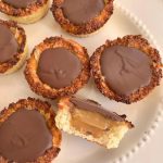 Tortinhas de coco com chocolate recheadas com doce de leite