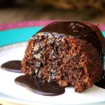 Bolo de chocolate e coco com ameixa