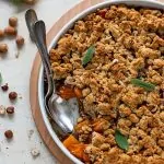 Crumble de manteiga, sálvia e avelã