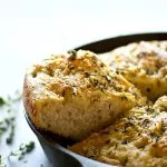 Focaccia de ervas com parmesão sem amassar durante a noite