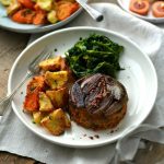 Assado de lentilhas, alheira e chalota.